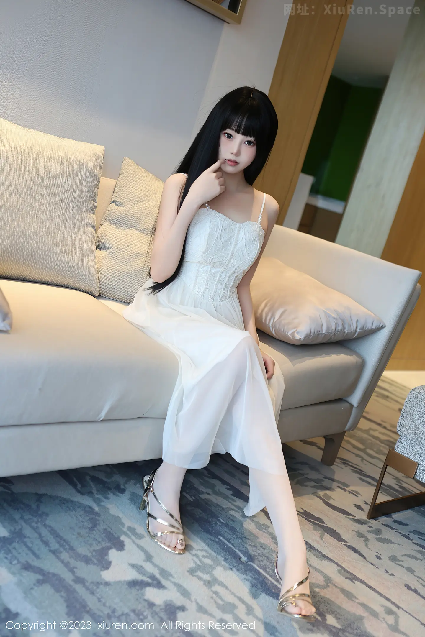 图片[4]-[XiuRen秀人网]2023.05.31 NO.6828 早川京子 白色吊带连衣裙与粉色内衣加肉丝美腿性感私房写真集-秀人网官方网站